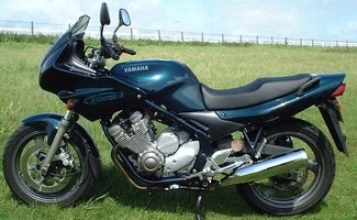 Ausbildungsmotorrad der Fahrschule Stein, eine dunkelgrüne Yamaha Diversion