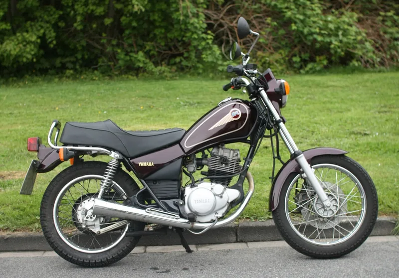 Ausbildungsmotorrad der Fahrschule Stein, eine dunkelrote Yamaha
