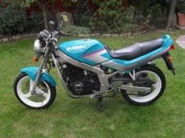 Ausbildungsmotorrad der Fahrschule Stein, eine türkisfarbene Suzuki